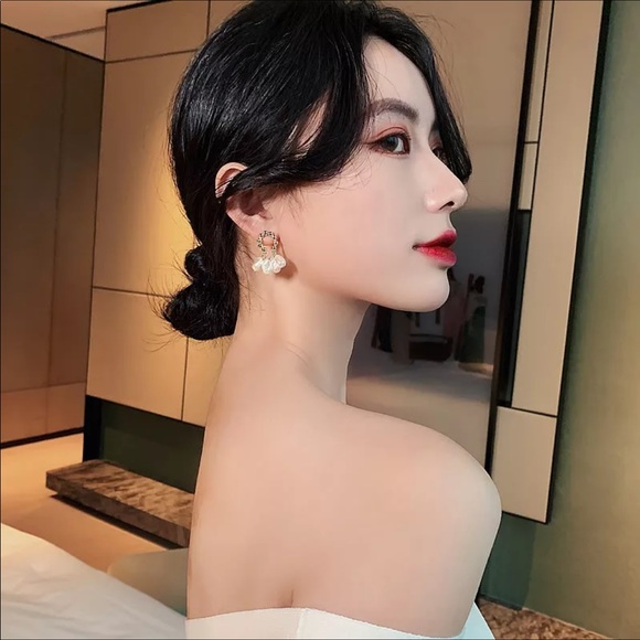 Baroque Pearl Style Earrings - Picture 6 of 15